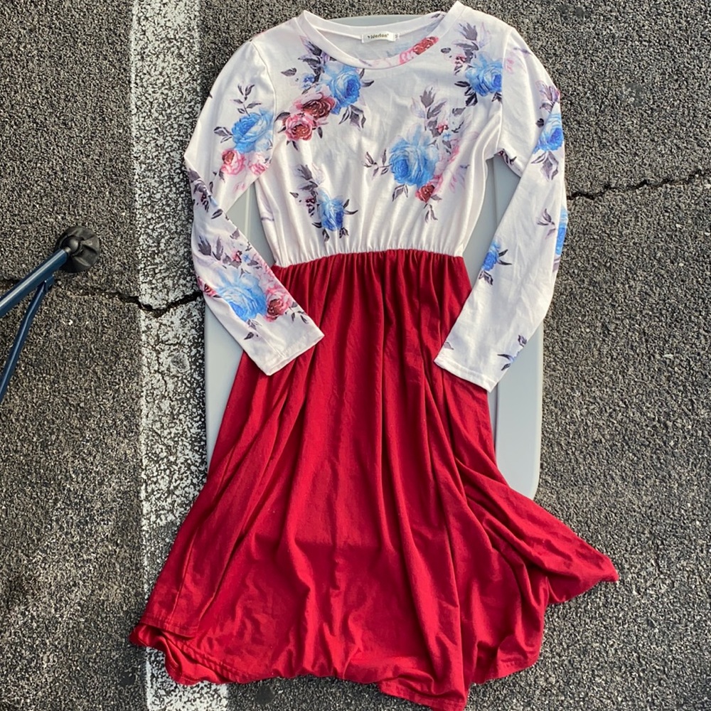 Cute floral dress, with pockets! Everyone loves pockets!